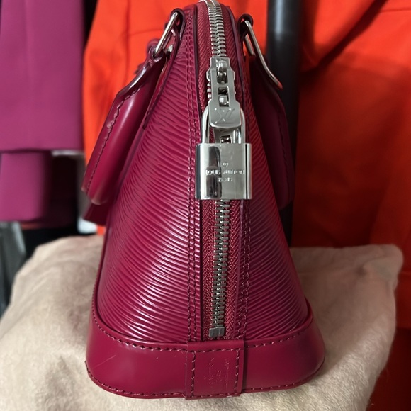 Louis Vuitton Alma BB Fuchsia Cowhide Epi Leather Handbag - Picture 5 of 7